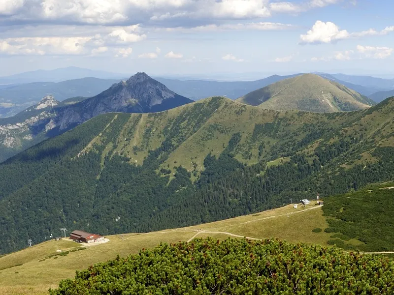 Veľký Kriváň über den Šútovský-Wasserfall und die Chata pod Chlebom